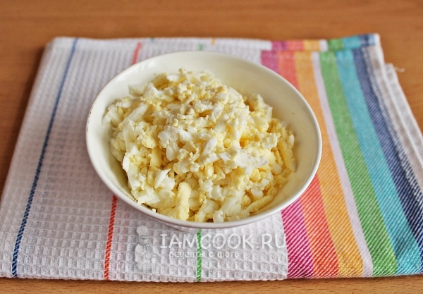 Натереть яйца