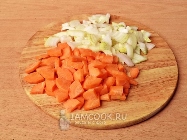 Порезать лук и морковь