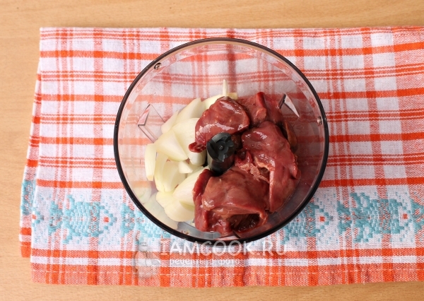 Положить в блендер лук и печень