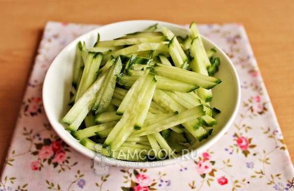 Порезать огурцы