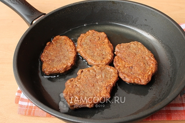 Пожарить котлеты