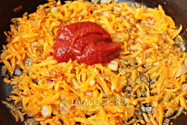 Добавить томатную пасту