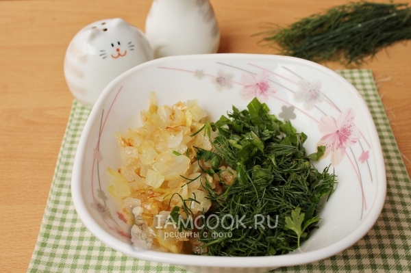 Соединить лук с зеленью