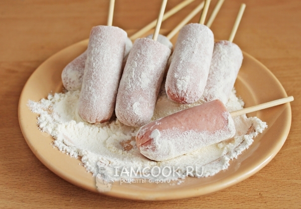 Обвалять сосиски в муке