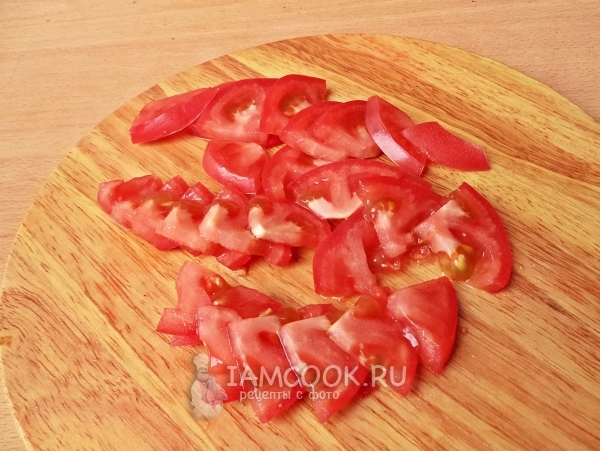 Нарезать помидоры