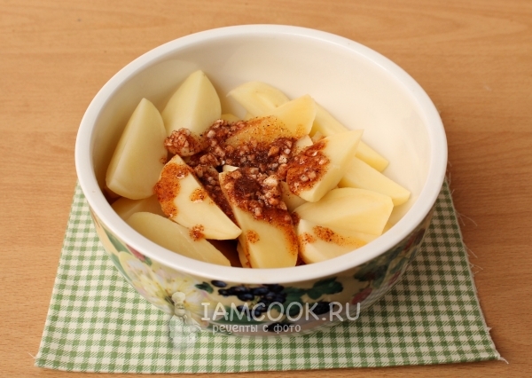 Положить заправку к картофелю