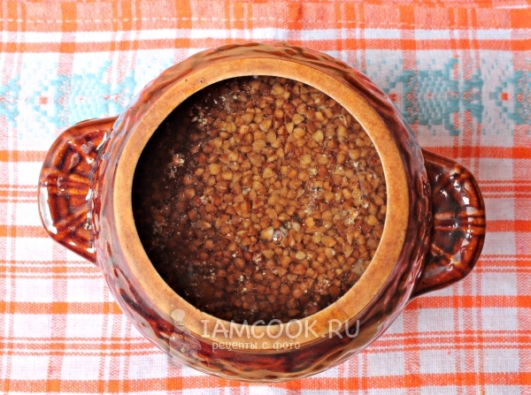 Добавить воду, соль и перец