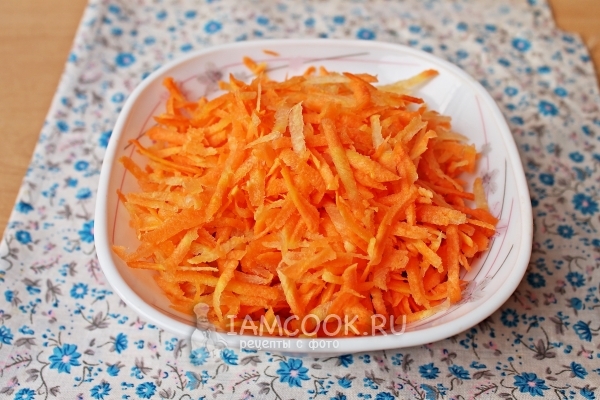 Натереть морковь