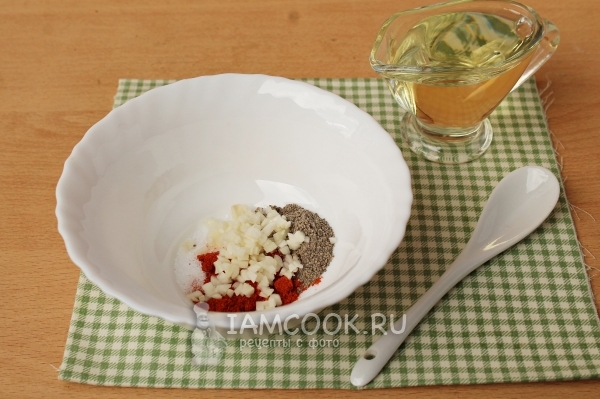 Соединить специи, соль и чеснок