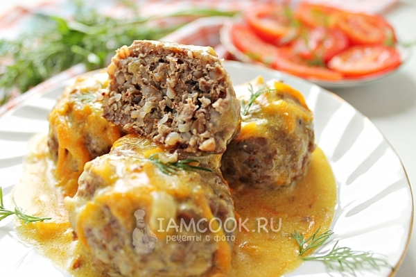 Готовые тефтели с гречкой в сметанной подливке