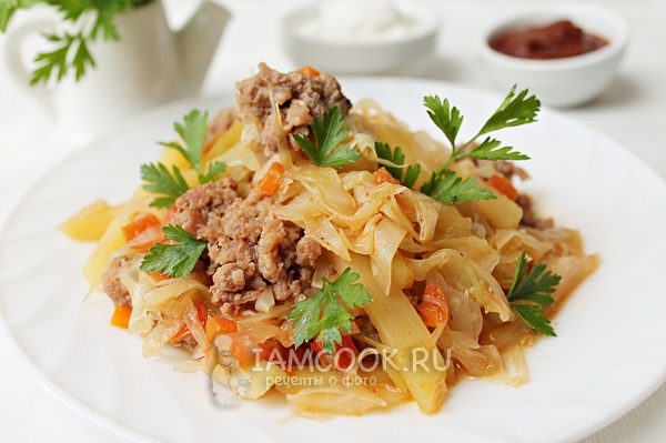 Фото тушеной капусты с картошкой и фаршем