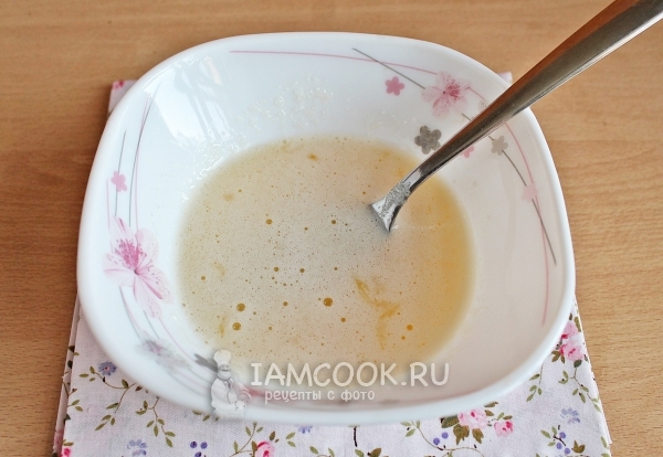 Взбить яйцо с сахаром