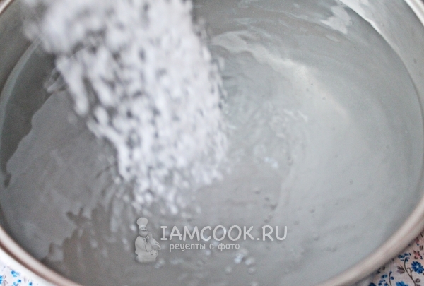 Всыпать в воду соль