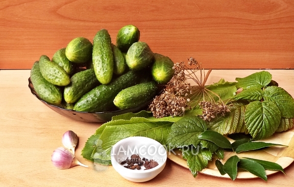 Ингредиенты для огурцов под капроновой крышкой на зиму
