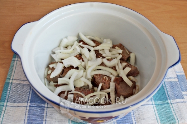 Положить в горшочек мясо и лук