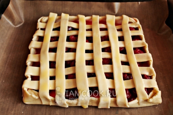 Закрыть начинку полосками теста