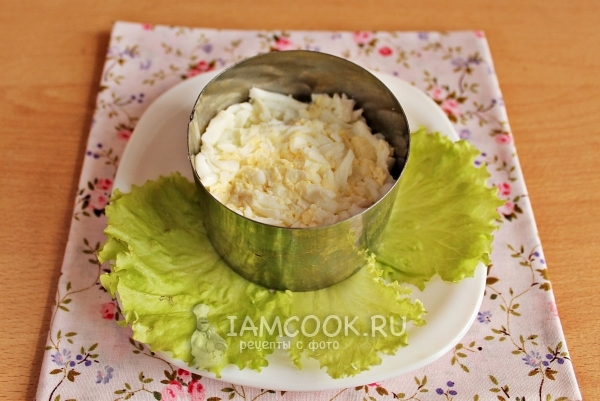 Положить слой яиц