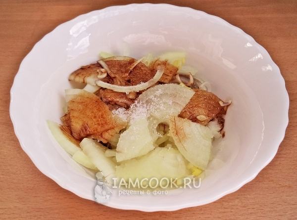 Соединить лук с сахаром и соевым соусом