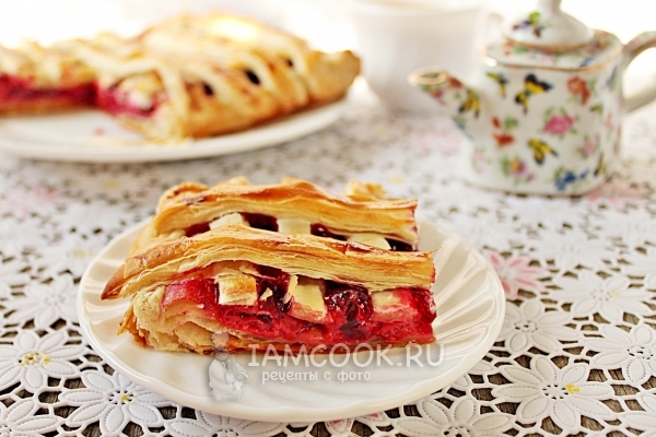 Пирог с вишней из слоеного теста