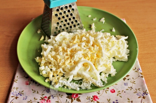 Натереть яйца на терке