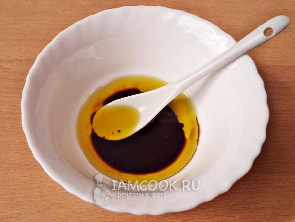 Соединить соевый соус и масло