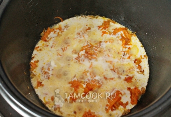 Добавить сметану и воду