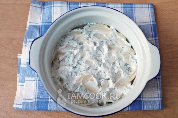 Выложить овощи и соус слоями