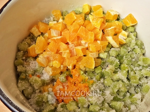 Соединить ревень, сахар, апельсин и цедру