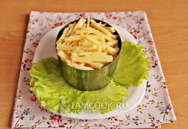 Положить слой сыра