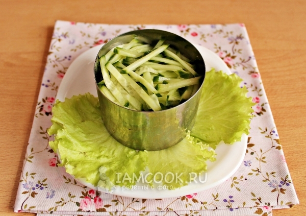 Положить слой огурцов