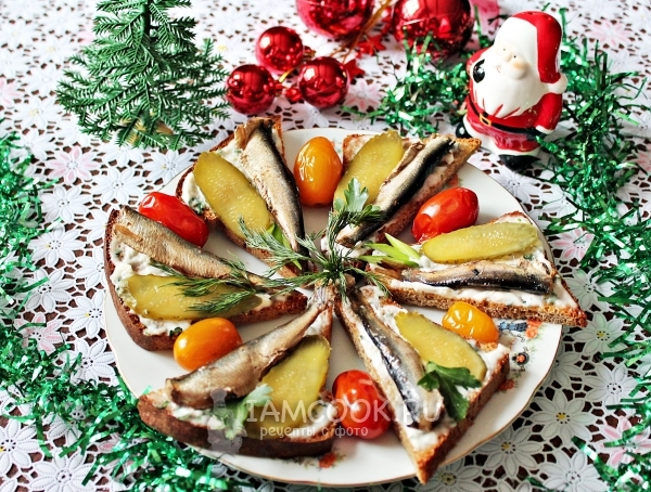 Фото бутерброда со шпротами и соленым огурцом