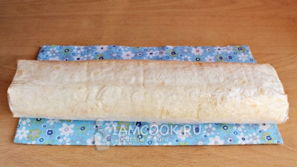 Свернуть лаваш в рулет