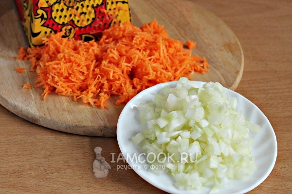 Порезать лук и натереть морковь