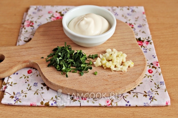 Подготовить зелень, чеснок и майонез