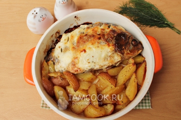 Фото карасей, запеченных с картошкой в духовке