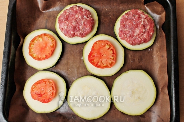 Положить на кабачок помидор и фарш