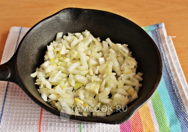Положить лук на сковороду