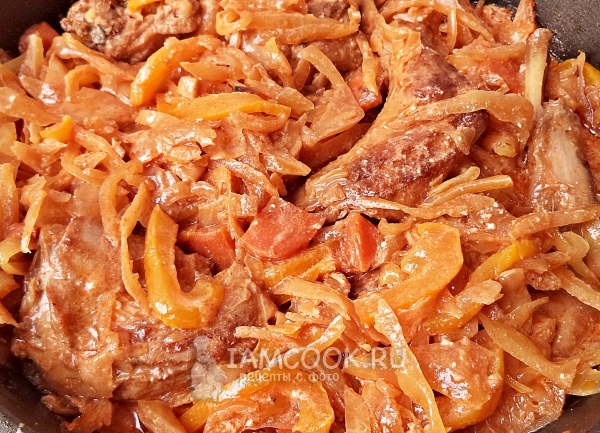 Готовый тушеный кролик с капустой