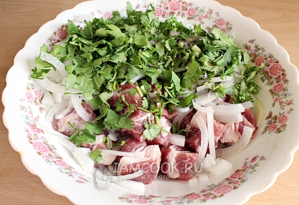 Положить зелень