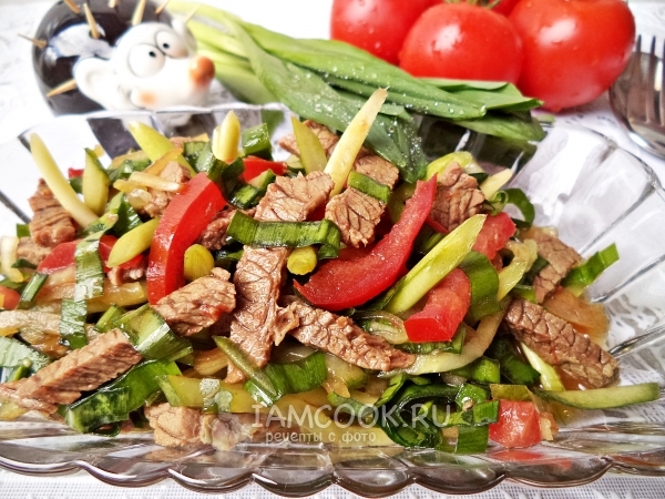 Готовый салат с говядиной и черемшой
