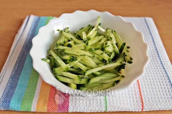 Порезать огурцы