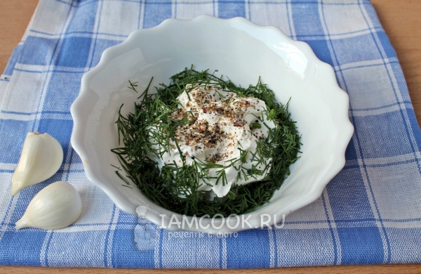 Соединить сметану с чесноком, укропом и перцем