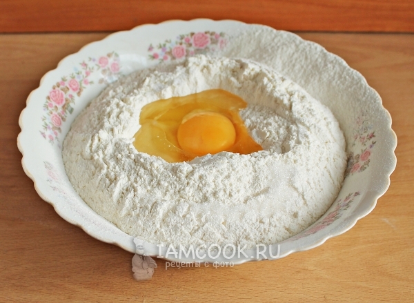 Добавить яйцо и масло