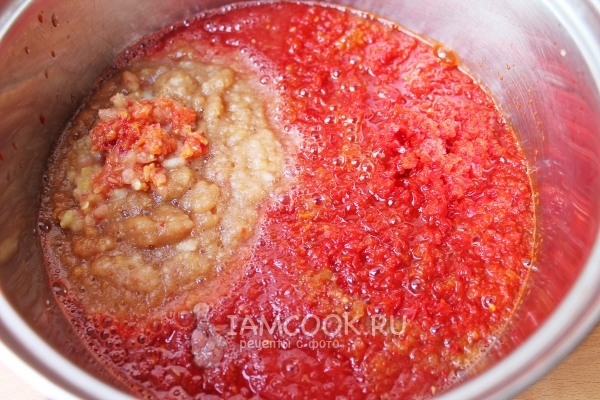 Перекрутить на мясорубке овощи и яблоки