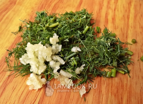Порезать зелень и натереть чеснок