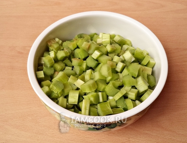 Порезать ревень