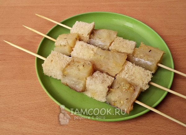 Нанизать батон и рыбу на шпажки