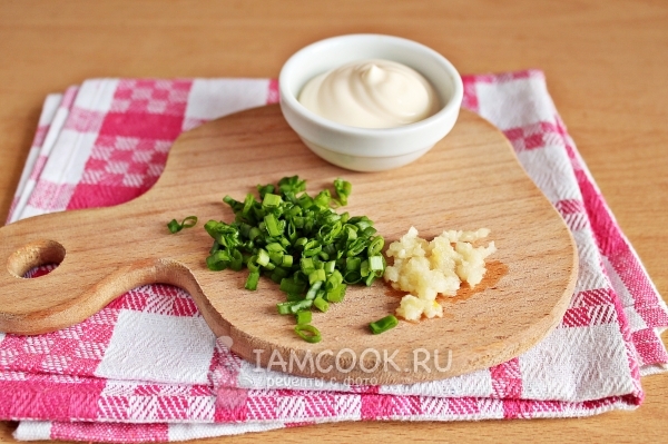 Подготовить лук, чеснок и майонез