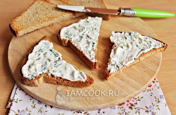 Смазать хлеб майонезной смесью