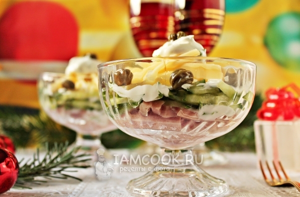 Салат с ветчиной, сыром и огурцами